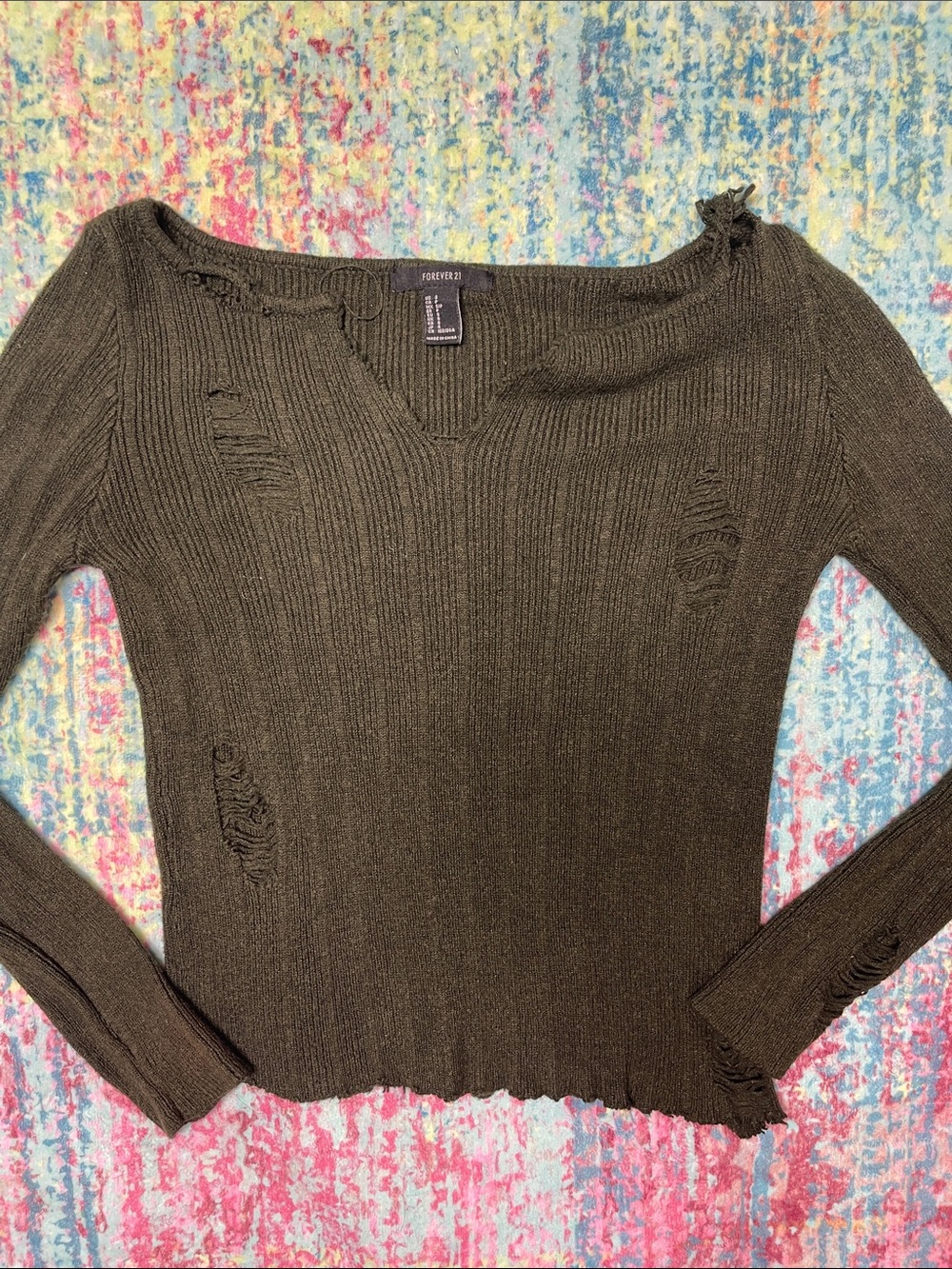 💕Forever 21 Olive Green Distressed Ribbed V-Neck Pullover